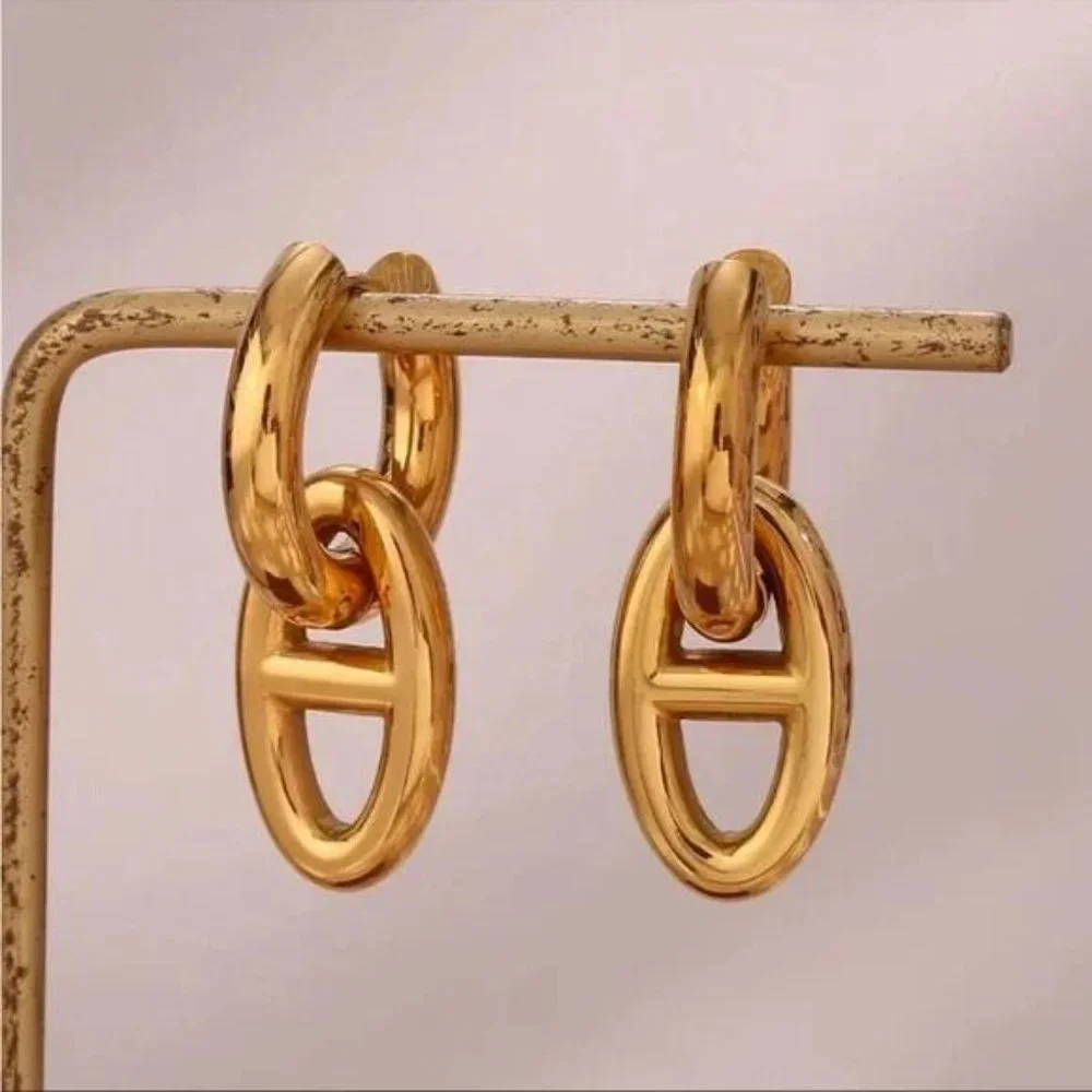 NEW GORGEOUS 18K GOLD HOOP EARRINGS, NICE EARRINGS, CUTE EARRINGS. - Picture 3 of 7